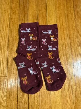 Women’s Small Cat Print Above Ankle Socks Maroon